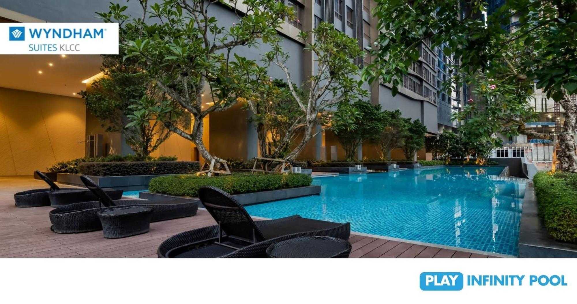 Wyndham Suites Klcc Kuala Lumpur Dış mekan fotoğraf The swimming pool at the 10th floor of the building