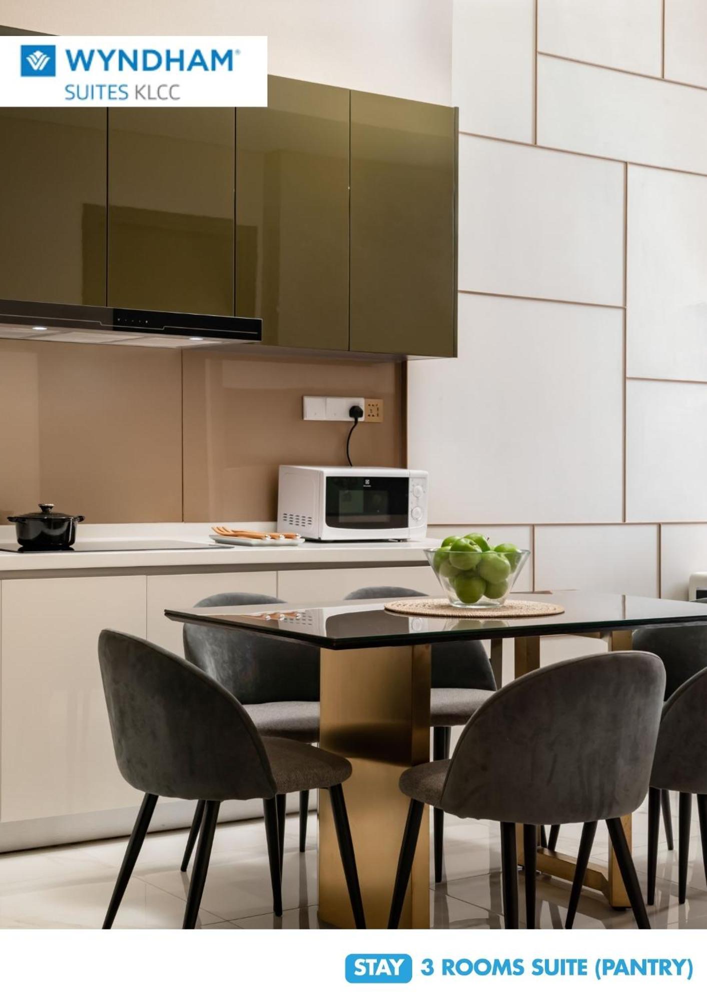 Wyndham Suites Klcc Kuala Lumpur Dış mekan fotoğraf A microwave oven in a kitchen